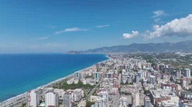 Havadan bakıldığında işçilerin yalıtım malzemesi kullanarak temeli güvence altına almalarını izleyin..