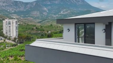 Gökdelenlerin dış yüzeyini kaplayan mühendislere bakın, gökyüzünün dış görünüşünü sergiliyorlar.
