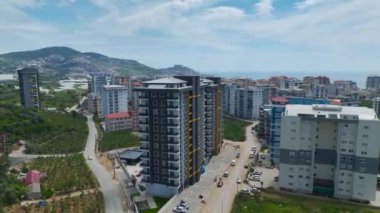 Yukarıdan çekilen gökdelenlerin ön cephesinde çalışmak için yükseklere tırmanan işçilere bakın..