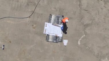 İnşaatın başlangıcına bakın. 4K 'da yakalanan inşaat, demir bükme ve temel yalıtımı..