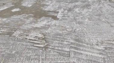 Projenin inşaatçılarla birlikte başlatılmasına tanık olun. Planlar üzerinde çalışıyorlar, demirleri şekillendiriyorlar ve temeli yalıtıyorlar..