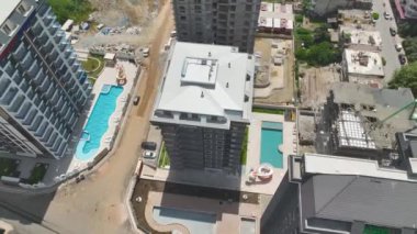 Son inşaat basamaklarını izleyin, kontrol sistemleri ve havuz işlevleri çarpıcı 4K.