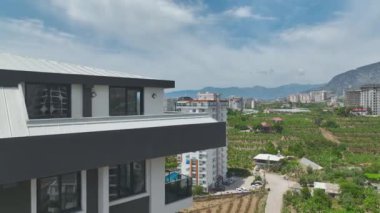 Yapı ekiplerinin çok katlı binanın inşaatı bittiğinde işlerini bitirdiklerini gözlemleyin..