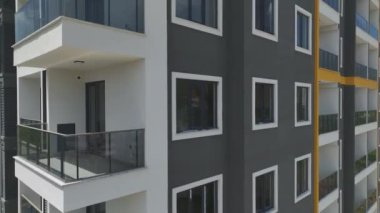 Son inşaat işlemleri yapılırken, yüksek binalar kullanıma hazır hale getirilsin.