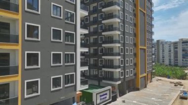 Çok katlı bina yapılırken inşaat sonuçlarına tanık olun..