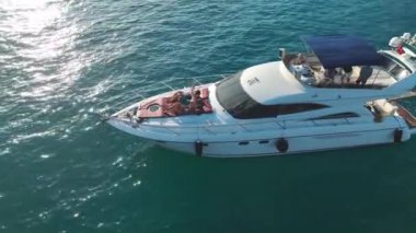 Modellerle deniz dinginliğini kucaklayın yatta günbatımının tadını çıkarın.