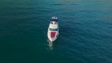 Modeller gün batımına kadar yatta dans eder, günbatımının tadını çıkarırlar..