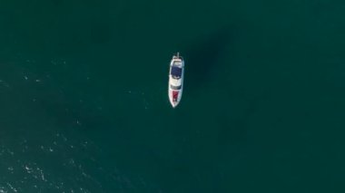 Mankenlerin güzel bir gün batımında açık denizde dans ettiği mutluluğu hissedin..