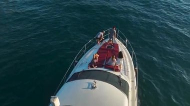 Güzel mankenlerin gevşeyişini ve beyaz bir yatta dans edişini izle, çarpıcı bir 4K ile güneşin batışının tadını çıkar..