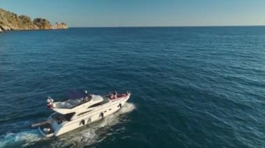 Mankenlerle bir deniz macerasına atlayın. Batan güneşin altında beyaz bir yatta dinlenip dans edin..