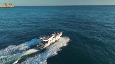 Mankenler rahatlarken ve yatta gün batımının keyfini çıkarırken okyanusun cazibesinin tadını çıkarın..