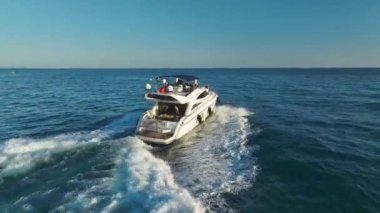 Modellerin günbatımı gezisine tanık olun. Orada rahatlayıp denizde dans ediyorlar. 4K ile çekiliyor..