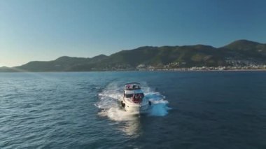 Yüksek çözünürlüklü 4K ile gün batımında dans eden modellerle bir yat macerasına katıl..