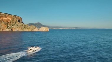 Gün batımında denizde dans eden mankenlerle dolu tanık yatı benzersiz bir hava perspektifinden çekildi..