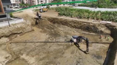 Gökten inşaat sahasına ilk betonu dökerek temel oluşturan ağır ekipmanlara bakın.