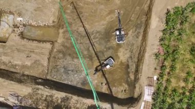 İlk beton dökümü ve ağır makinelerin inşaata başlamasıyla tanık çığır açan çalışma.