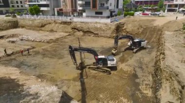 İnşaat alanında ilk betonun ağır ekipmanlarla döşenmesine dikkat edin..