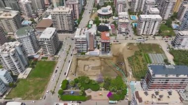 İnşaatın başladığını tecrübe edin. Ağır ekipmanlar hareket ediyor ve inşaat alanına ilk beton dökülüyor..