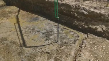 İnşaatın temelinin ilk beton ve ağır ekipmanlarla oluşturulduğunu gözlemleyin.