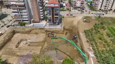 İnşaatın ilk aşamasını ağır ekipman ve inşaat alanında yapılan beton işleriyle tecrübe edin.