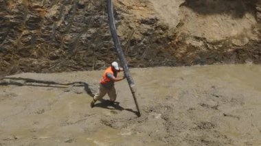 Yukarıdan hareket eden ilk beton dökümü ve ekipmanla başlangıç temelini tecrübe edin.