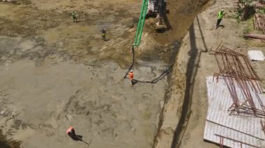 Makineler çalışırken ilk inşaata dikkat edin ve yeni alana beton dökülürken.