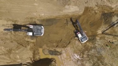 İnşaatın başlangıcına tanık olun. İlk beton dökülüyor ve mekanda ağır makineler çalışıyor. Yukarıdan yakalandılar..