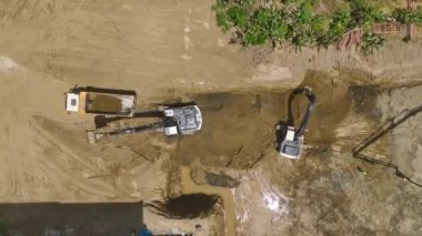 İlk beton dökümlü ve ağır ekipmanlı inşaat başlangıcını izleyin. Çarpıcı 4K ile çekiliyor..