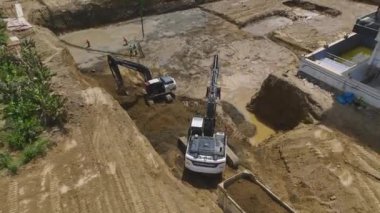 İnşaatın devam ettiğini, beton döküldüğünü ve ekipmanların hareket halinde olduğunu, havadan bakıldığında filme alındığını görürsünüz..