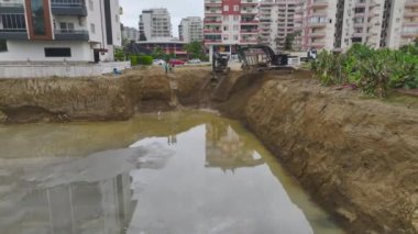 İnşaatın ilk aşamasına dikkat edin. İlk beton dökümü ve ağır ekipmanlar bölgede faaliyet gösteriyor..