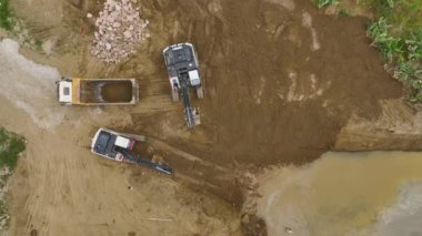 İnşaatın ilk aşamalarına bakın. Beton dökümü ve ağır makineler mevcut..