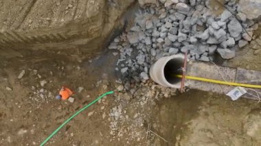 İnşaatın beton dökülmesi ve hareket halindeki makinelerle başlamasını izleyin.