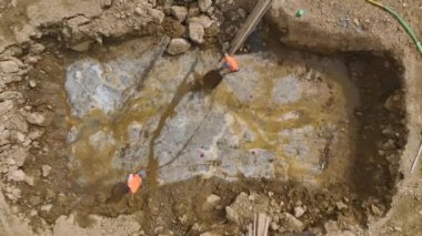 İnşaatın ilk basamaklarına bakın. İlk beton döküldü ve ağır ekipmanlar kullanımda..