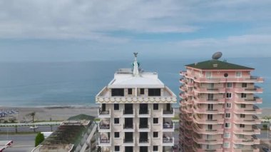 İnşaatın ilk beton ve makinelerle başlamasını izleyin..