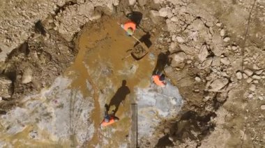 İnşaatın başlangıcına tanık olun. İlk beton dökülüyor ve mekanda ağır makineler çalışıyor. Yukarıdan yakalandılar..