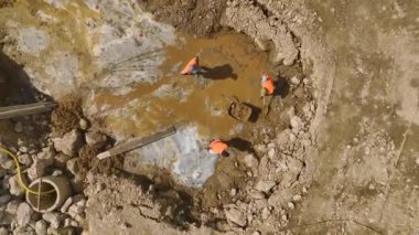 Havadan bakıldığında, beton dökme ve ağır ekipmanlarla inşa etmenin ilk adımlarına bakınız.