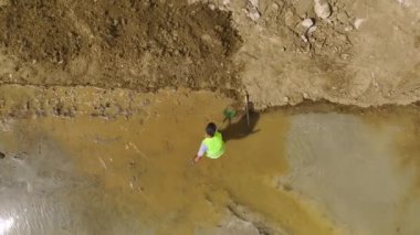 İnşaat alanındaki ilk beton ve çalışan makinelerle temellerin atılmasına bakın.