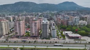Akdeniz ve görkemli dağlar arasında mükemmel bir şekilde yuva yapmış seçkin evleri görün..