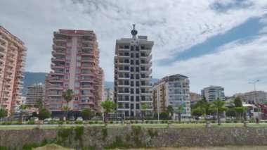 Akdeniz kıyısındaki lüks bir konut kompleksinin ve güzel dağların nefes kesici manzarasının tadını çıkarın..