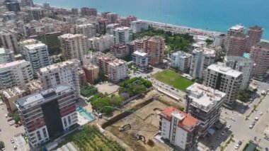 Makinelerin çok katlı yeni bir binanın kazısına beton dökerken olay yerinde yaşananları tecrübe edin..