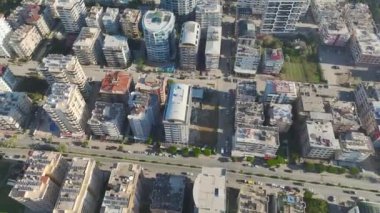 Merkezde yeni evler inşa edilirken şehir sokaklarının geçişini askıya alın, 4K hava sahasında ele geçirildi..
