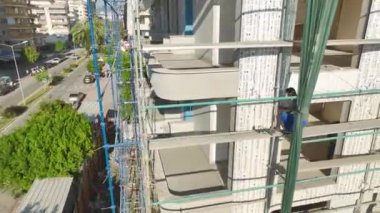 Kentsel mimaride yeni ufukların oluşumuna dikkat edin 4K hava manzaralı cephe ve ev yapımı ile.