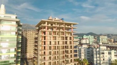 Sahildeki ev inşaatının 4K 'lık hayret verici görüntülerine tanık olun..