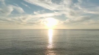 Bir Akdeniz plajının sakin altın kumlarını havadan 4K perspektifinden tecrübe edin..
