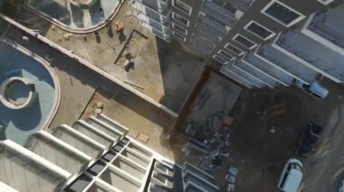 4K hava görüntüleriyle çekilen dalgaların evlerin inşasına bakın..
