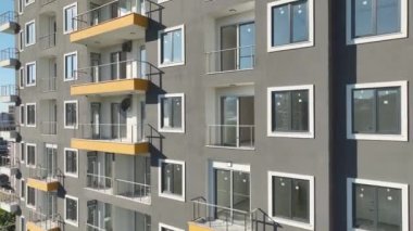 Havuzun yapımını takip edin, fayans döşemeden cepheye kadar, büyüleyici 4K hava görüntüleriyle..