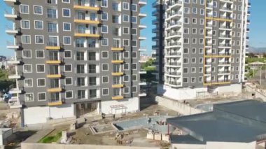 Yukarıdan bir havuz, fayans döşeme ve devam eden ön cephe inşaatına bakın..