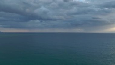 Akdeniz 'de bulutlu bir günbatımının keyfini çıkarın. 4K' da, yukarıdan çekilen muhteşem görüntüler..