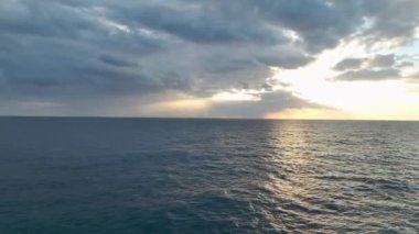Bulutların Akdeniz 'de gün batımını arttırdığı alacakaranlığı yaşayın. Hepsi de 4K detaylarıyla..