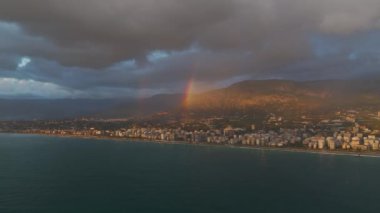 Gün batımının tadını çıkarın. Alanya 'nın üzerinde gökkuşağı var..